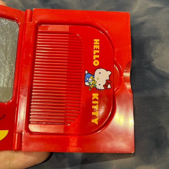 Vintage Hello Kitty Comb Mirror Compact Sanrio Japan 1976 Doll Travel Vanity Kit - Picture 8 of 9